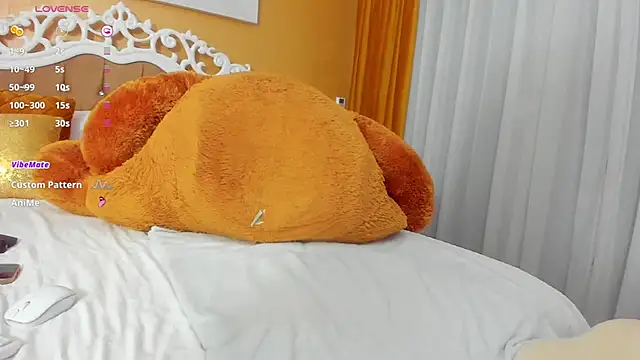 Snapshot of GoldenCaroline chatting on October 17, 4:43 pm GoldenCaroline online show from October 17, 4:43 pm