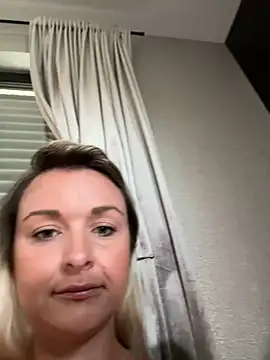 Snapshot of Bella-Tight chatting on October 22, 8:30 am Bella-Tight online show from October 22, 8:30 am