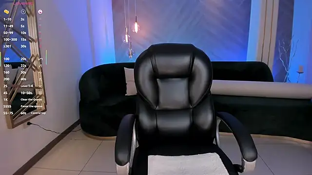 Snapshot of LizzHamilton__ chatting on October 15, 10:01 pm LizzHamilton   online show from October 15, 10:01 pm