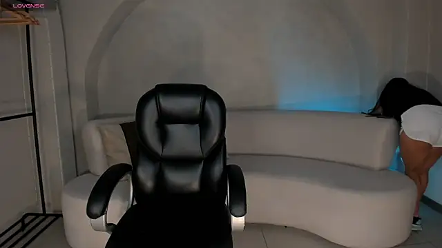 LizzHamilton   online show from November 6, 10:26 pm