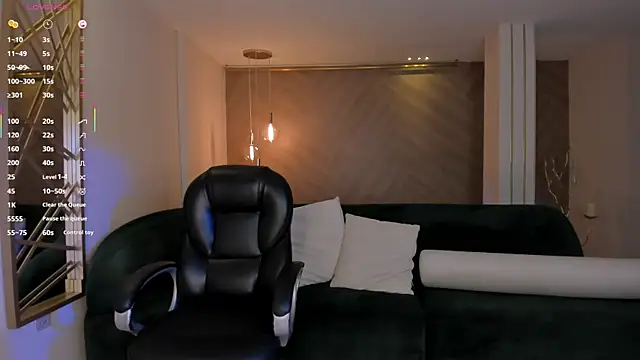 Snapshot of LizzHamilton__ chatting on October 16, 10:12 pm LizzHamilton   online show from October 16, 10:12 pm