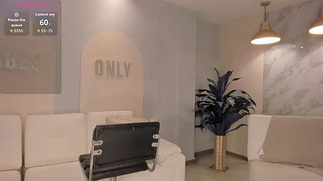 Snapshot of LizzHamilton__ chatting on October 25, 9:43 pm LizzHamilton   online show from October 25, 9:43 pm