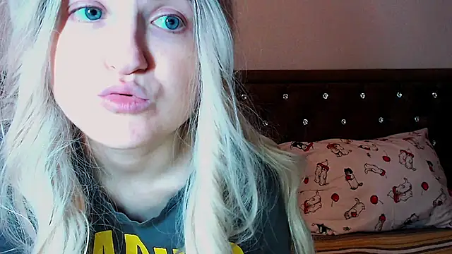 Snapshot of Sara4uu chatting on September 12, 11:23 pm Sara4uu online show from September 12, 11:23 pm