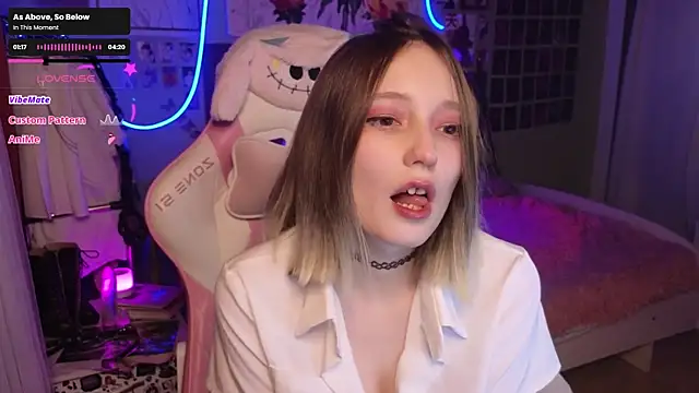 Snapshot of evierosen chatting on October 17, 12:36 am evierosen online show from October 17, 12:36 am